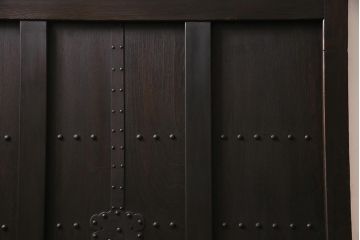アンティーク建具　明治期　本体ヒノキ材・板部ケヤキ材　クリアガラス入り　落ち着いた和の雰囲気を演出する蔵戸(引き戸、玄関戸)(R-044599)