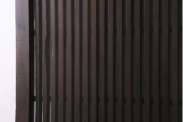 アンティーク建具　明治期　本体ヒノキ材・板部ケヤキ材　クリアガラス入り　落ち着いた和の雰囲気を演出する蔵戸(引き戸、玄関戸)(R-044599)
