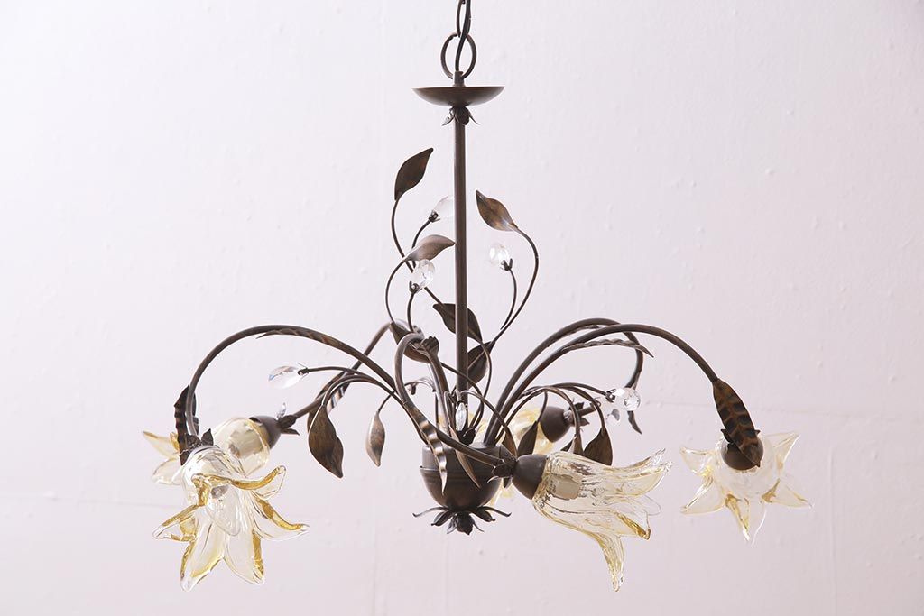 中古　アンティーク調　鉄製　ボタニカルモチーフがお洒落な5灯シャンデリア(天井照明、吊り下げ照明)(R-044600)