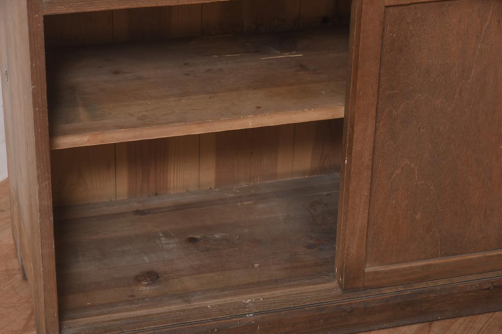 アンティーク家具　和製　昭和初期　素朴な風合いが魅力の古い木製戸棚(収納棚、キャビネット)(R-044603)