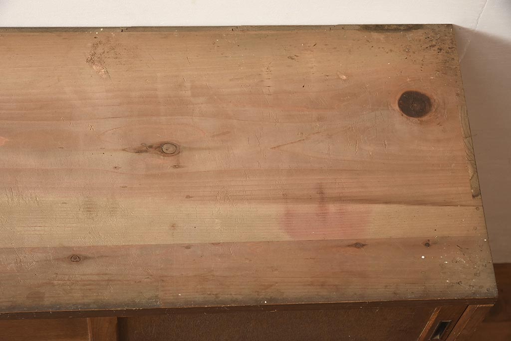 アンティーク家具　和製　昭和初期　素朴な風合いが魅力の古い木製戸棚(収納棚、キャビネット)(R-044603)