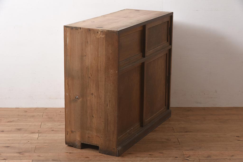 アンティーク家具　和製　昭和初期　素朴な風合いが魅力の古い木製戸棚(収納棚、キャビネット)(R-044603)