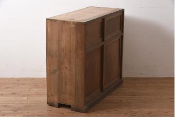 アンティーク家具　和製　昭和初期　素朴な風合いが魅力の古い木製戸棚(収納棚、キャビネット)(R-044603)