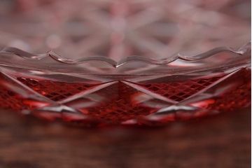 尚古集成館監修　薩摩ガラス工芸作　色被せガラス　切子段付中皿(島津薩摩切子、ガラス皿)(R-044610)