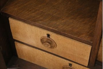 アンティーク家具　昭和初期　珍品　前板桐材・天板側板ナラ材　モダンデザインが素敵な収納棚(戸棚)(R-044617)