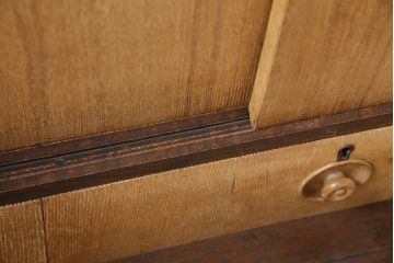 アンティーク家具　昭和初期　珍品　前板桐材・天板側板ナラ材　モダンデザインが素敵な収納棚(戸棚)(R-044617)