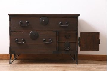 アンティーク家具　大正期　古箪笥リメイク　総桐材　丸金具がアクセントの脚付きリビングボード(テレビ台、テレビボード)(R-044638)