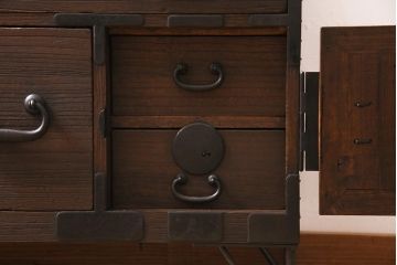 アンティーク家具　大正期　古箪笥リメイク　総桐材　丸金具がアクセントの脚付きリビングボード(テレビ台、テレビボード)(R-044638)