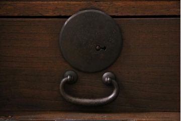 アンティーク家具　大正期　古箪笥リメイク　総桐材　丸金具がアクセントの脚付きリビングボード(テレビ台、テレビボード)(R-044638)