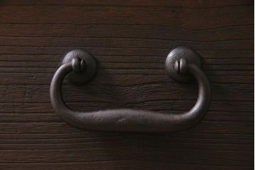 アンティーク家具　大正期　古箪笥リメイク　総桐材　丸金具がアクセントの脚付きリビングボード(テレビ台、テレビボード)(R-044638)