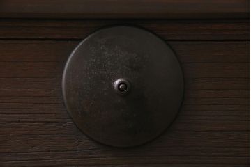 アンティーク家具　大正期　古箪笥リメイク　総桐材　丸金具がアクセントの脚付きリビングボード(テレビ台、テレビボード)(R-044638)