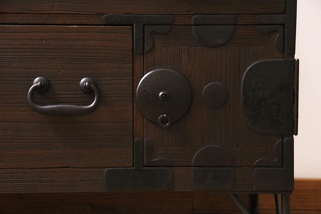 アンティーク家具　大正期　古箪笥リメイク　総桐材　丸金具がアクセントの脚付きリビングボード(テレビ台、テレビボード)(R-044638)