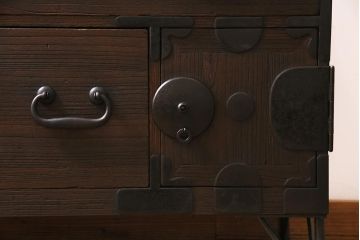 アンティーク家具　大正期　古箪笥リメイク　総桐材　丸金具がアクセントの脚付きリビングボード(テレビ台、テレビボード)(R-044638)