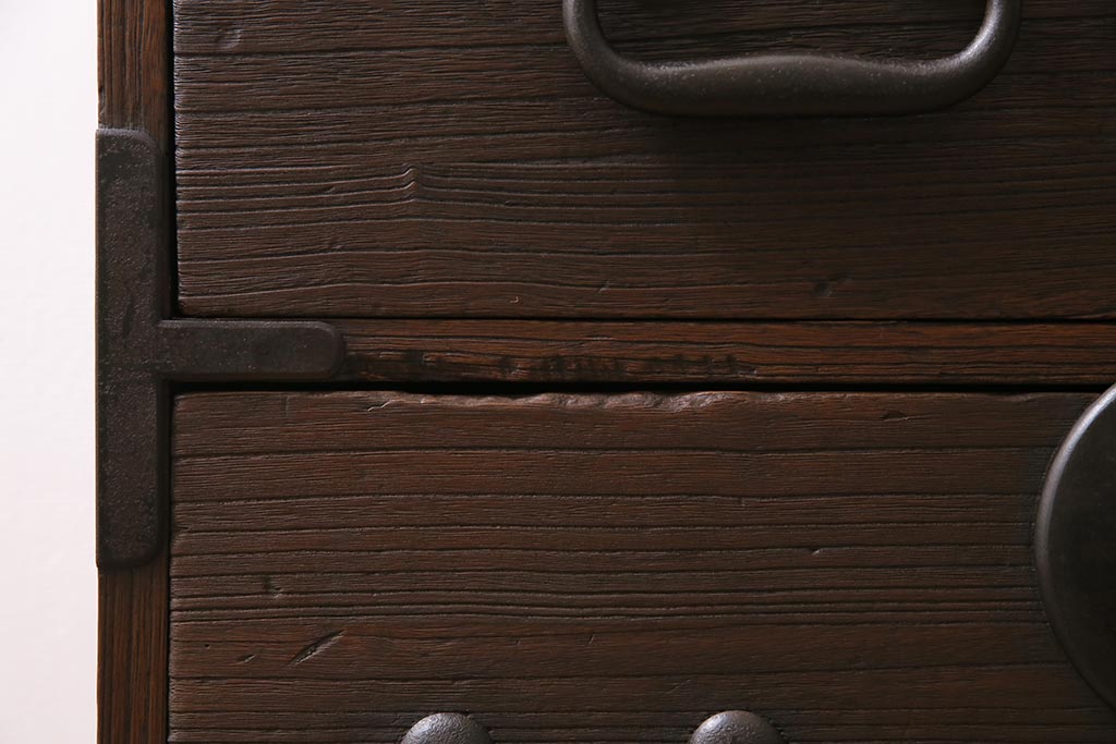 アンティーク家具　大正期　古箪笥リメイク　総桐材　丸金具がアクセントの脚付きリビングボード(テレビ台、テレビボード)(R-044638)