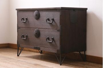 アンティーク家具　大正期　古箪笥リメイク　総桐材　丸金具がアクセントの脚付きリビングボード(テレビ台、テレビボード)(R-044639)