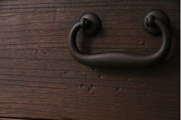 アンティーク家具　大正期　古箪笥リメイク　総桐材　丸金具がアクセントの脚付きリビングボード(テレビ台、テレビボード)(R-044639)