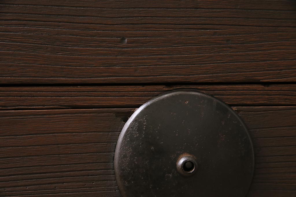 アンティーク家具　大正期　古箪笥リメイク　総桐材　丸金具がアクセントの脚付きリビングボード(テレビ台、テレビボード)(R-044639)