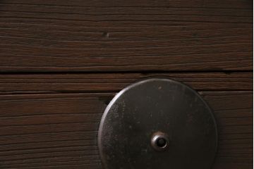 アンティーク家具　大正期　古箪笥リメイク　総桐材　丸金具がアクセントの脚付きリビングボード(テレビ台、テレビボード)(R-044639)