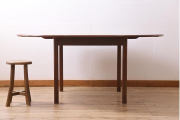 ヴィンテージ家具　北欧ビンテージ　G-PLAN(ジープラン)　ウォールナット材　ラウンド型　すっきりとしたデザインのエクステンションテーブル(ダイニングテーブル)(R-044648)