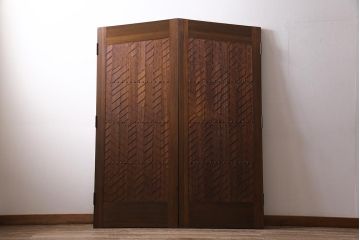 ヴィンテージ建具　両開き　ジグザグ模様の彫りがアクセントのペアドア(親子ドア、木製ドア、扉、ビンテージ)(R-044649)