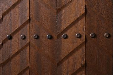 ヴィンテージ建具　両開き　ジグザグ模様の彫りがアクセントのペアドア(親子ドア、木製ドア、扉、ビンテージ)(R-044649)