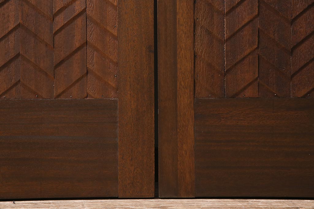 ヴィンテージ建具　両開き　ジグザグ模様の彫りがアクセントのペアドア(親子ドア、木製ドア、扉、ビンテージ)(R-044649)