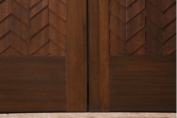 ヴィンテージ建具　両開き　ジグザグ模様の彫りがアクセントのペアドア(親子ドア、木製ドア、扉、ビンテージ)(R-044649)