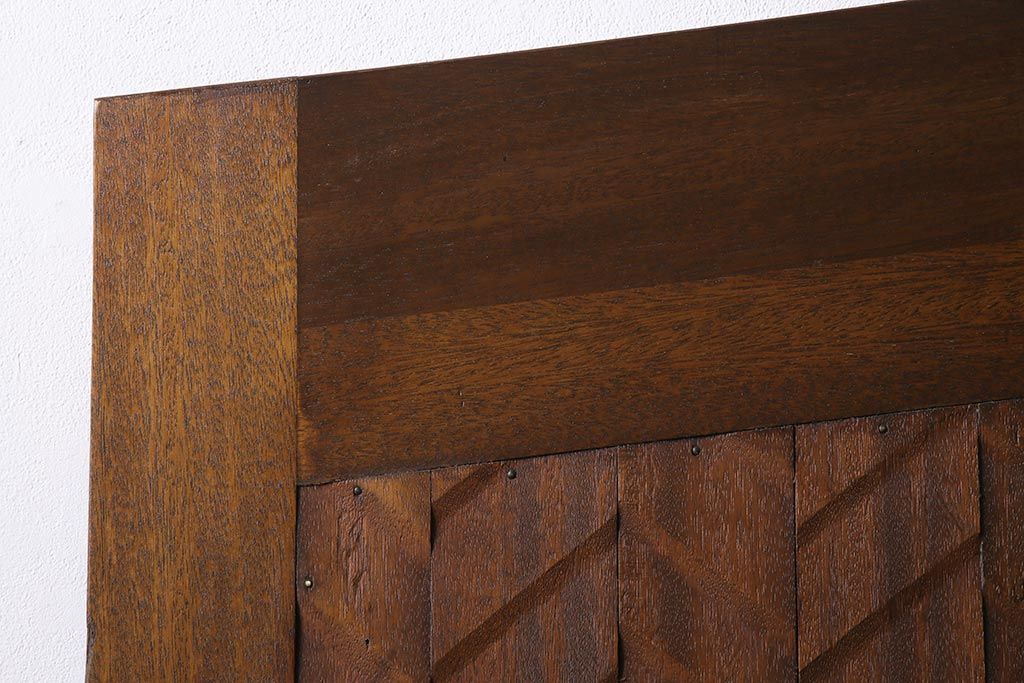 ヴィンテージ建具　両開き　ジグザグ模様の彫りがアクセントのペアドア(親子ドア、木製ドア、扉、ビンテージ)(R-044649)