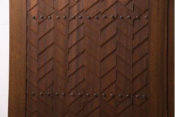 ヴィンテージ建具　両開き　ジグザグ模様の彫りがアクセントのペアドア(親子ドア、木製ドア、扉、ビンテージ)(R-044649)