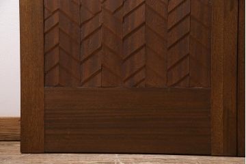 ヴィンテージ建具　両開き　ジグザグ模様の彫りがアクセントのペアドア(親子ドア、木製ドア、扉、ビンテージ)(R-044649)