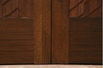 ヴィンテージ建具　両開き　ジグザグ模様の彫りがアクセントのペアドア(親子ドア、木製ドア、扉、ビンテージ)(R-044649)