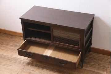 アンティーク家具　前面欅(ケヤキ)材　リメイク　組子入り引き戸の箪笥ローボード(戸棚、テレビ台、テレビボード、時代箪笥)(R-044656)