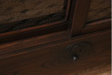 アンティーク家具　前面欅(ケヤキ)材　リメイク　組子入り引き戸の箪笥ローボード(戸棚、テレビ台、テレビボード、時代箪笥)(R-044656)