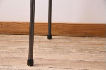 アンティーク家具　古材リメイク　欅(ケヤキ)材一枚板　鉄脚テーブル(サイドテーブル、カフェテーブル)(R-044681)