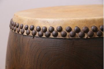 明治大正期　欅(ケヤキ)材　古い刳り貫き和太鼓　台付き(くり貫き長胴太鼓、和楽器)(R-044683)