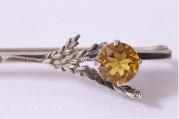 ヴィンテージアクセサリー　イギリス　シルバー　花のようなイエローのストーンが付いたビンテージブローチ(R-044690)