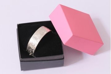 ヴィンテージアクセサリー　イギリス　シルバー　彫刻が魅力的なバングル(ブレスレット、ビンテージ)(R-044691)