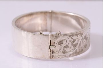ヴィンテージアクセサリー　イギリス　シルバー　彫刻が魅力的なバングル(ブレスレット、ビンテージ)(R-044691)