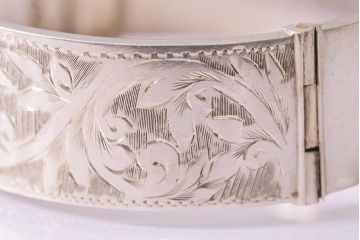 ヴィンテージアクセサリー　イギリス　シルバー　彫刻が魅力的なバングル(ブレスレット、ビンテージ)(R-044691)