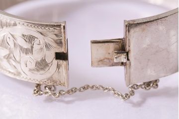 ヴィンテージアクセサリー　イギリス　シルバー　彫刻が魅力的なバングル(ブレスレット、ビンテージ)(R-044691)