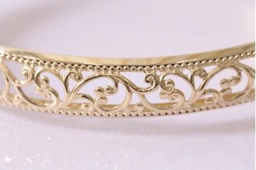 ヴィンテージアクセサリー　イギリス　9Kゴールド　透かしデザインのバングル(ブレスレット、ビンテージ)(R-044693)