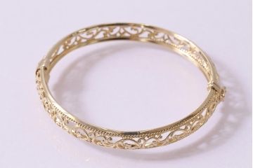 ヴィンテージアクセサリー　イギリス　9Kゴールド　透かしデザインのバングル(ブレスレット、ビンテージ)(R-044693)