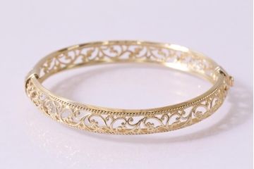 ヴィンテージアクセサリー　イギリス　9Kゴールド　透かしデザインのバングル(ブレスレット、ビンテージ)(R-044693)