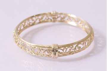 ヴィンテージアクセサリー　イギリス　9Kゴールド　透かしデザインのバングル(ブレスレット、ビンテージ)(R-044693)