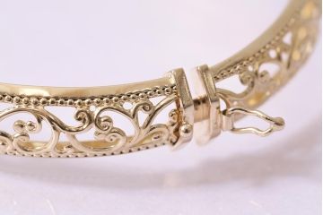 ヴィンテージアクセサリー　イギリス　9Kゴールド　透かしデザインのバングル(ブレスレット、ビンテージ)(R-044693)