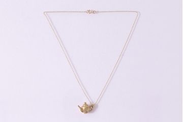 ヴィンテージアクセサリー　イギリス　ティーポットチャーム　ゴールドペンダント　ネックレス(ペンダントトップ、ビンテージ)(R-044696)