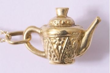 ヴィンテージアクセサリー　イギリス　ティーポットチャーム　ゴールドペンダント　ネックレス(ペンダントトップ、ビンテージ)(R-044696)