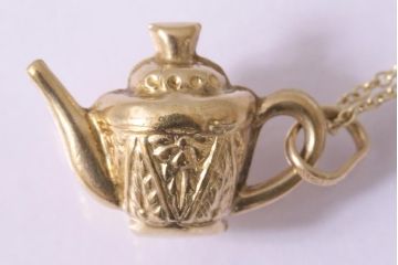 ヴィンテージアクセサリー　イギリス　ティーポットチャーム　ゴールドペンダント　ネックレス(ペンダントトップ、ビンテージ)(R-044696)