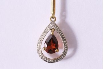 ヴィンテージアクセサリー　イギリス　9K　ダイアモンド・ガーネット　ゴールドペンダント　ビンテージネックレス(R-044698)