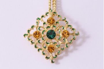 ヴィンテージアクセサリー　フランス　イヴ・サンローラン(YSL)　カットガラス・ラインストーン・クリスタル　ゴールドペンダント(ネックレス、ビンテージ)(R-044699)